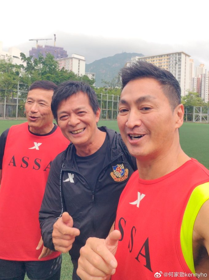 Huỳnh Nhật Hoa (giữa) luyện đá bóng cùng Miêu Kiều Vỹ (trái), Hà Gia Kính hôm 10/11. Ảnh: Weibo/He Jiajin