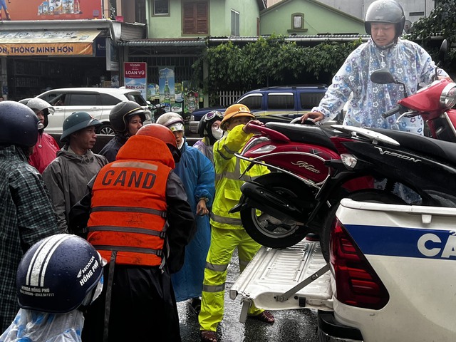 Thừa Thiên Huế: Kịp thời hỗ trợ, giúp đỡ nhiều người dân trong mưa lũ - Ảnh 8.