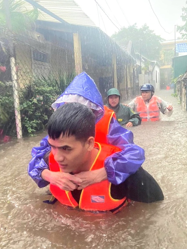 Thừa Thiên Huế: Kịp thời hỗ trợ, giúp đỡ nhiều người dân trong mưa lũ - Ảnh 5.