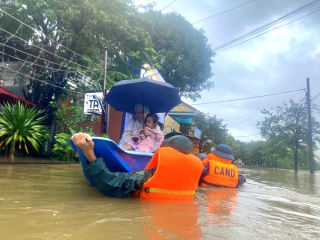 Thừa Thiên Huế: Kịp thời hỗ trợ, giúp đỡ nhiều người dân trong mưa lũ - Ảnh 3.