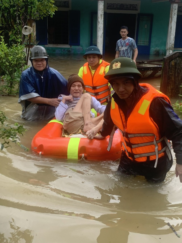 Thừa Thiên Huế: Kịp thời hỗ trợ, giúp đỡ nhiều người dân trong mưa lũ - Ảnh 4.