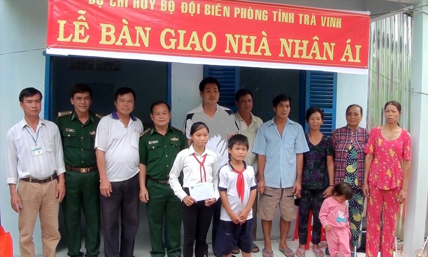 BĐBP tỉnh Trà Vinh trao nhà nhân ái và học bổng " Nâng bước em đến trường " cho hộ đồng bào dân tộc Khmer 