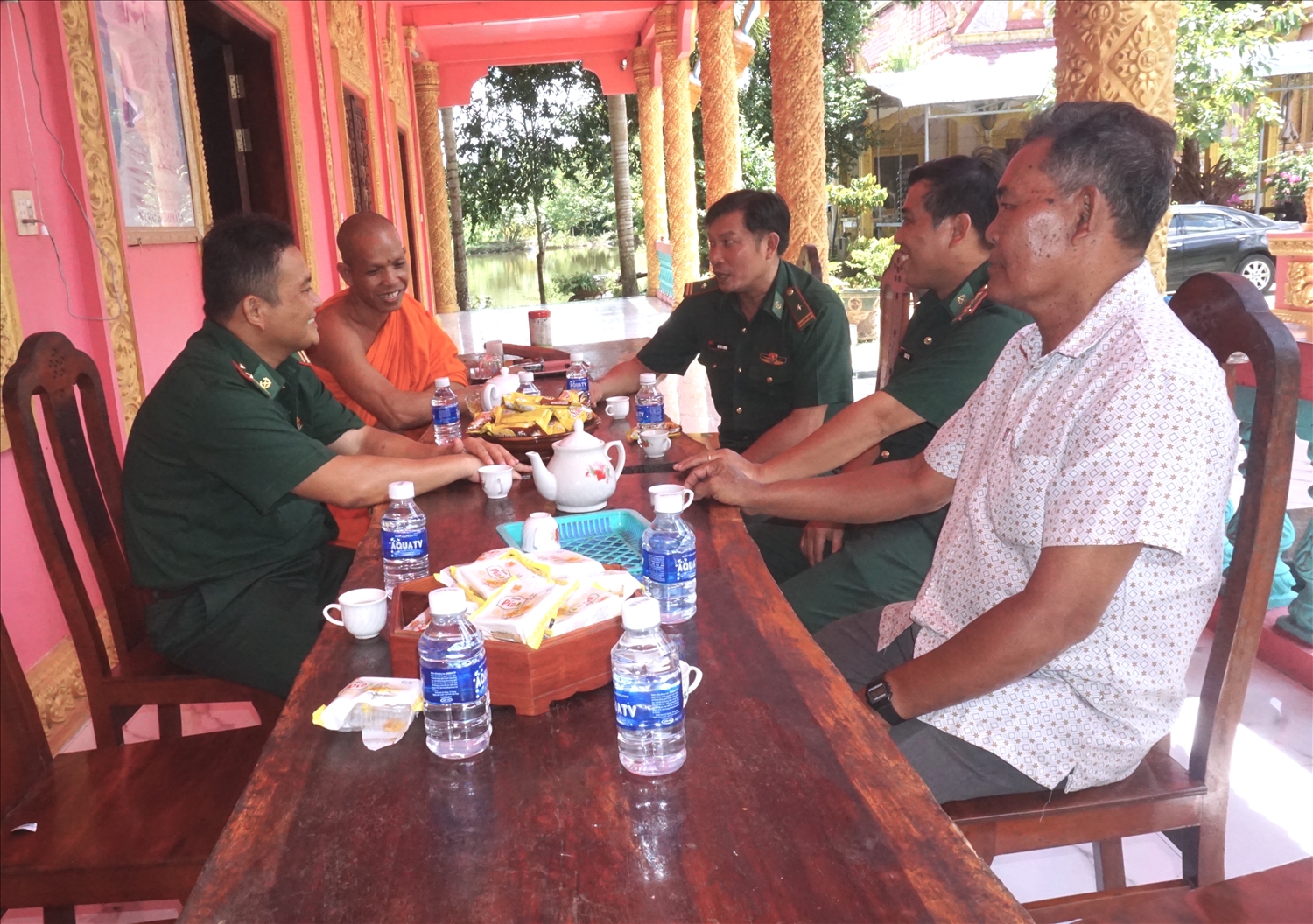 Đồn biên phòng Long Vĩnh phối hợp cùng Ban quản trị chùa Khmer thực hiện công tác tuyên truyền , vận động đồng bào KVBG tích cực cùng chính quyền địa phương thực hiện có hiệu quả các Chương trình MTQG 