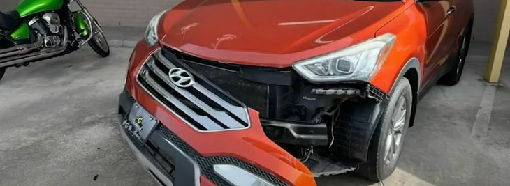 Toàn bộ số xe mới bị thiệt hại đều bị kéo bung đầu xe - Ảnh cắt từ video, nguồn: ABC13