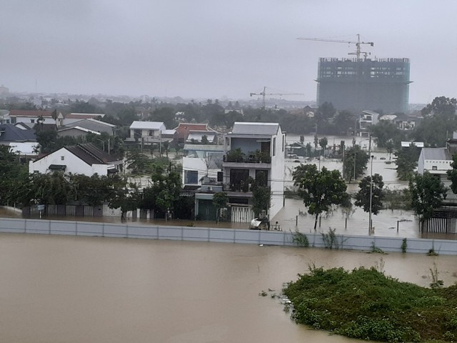 Thừa Thiên Huế: Kịp thời hỗ trợ, giúp đỡ nhiều người dân trong mưa lũ - Ảnh 2.