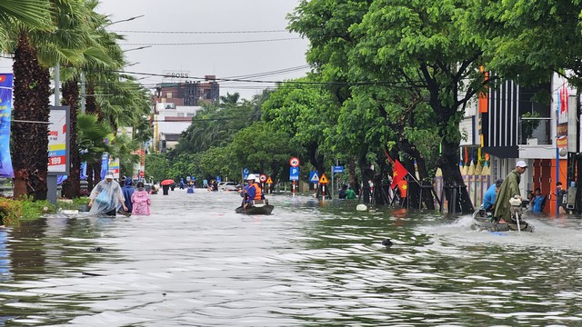 Thừa Thiên Huế: Kịp thời hỗ trợ, giúp đỡ nhiều người dân trong mưa lũ - Ảnh 1.