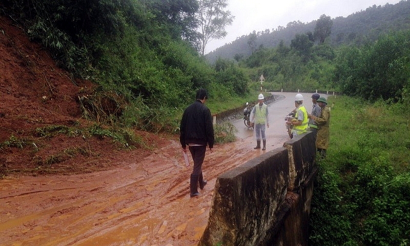 Đắk Lắk: Mưa lớn kéo dài gây sạt lở đường Trường Sơn Đông