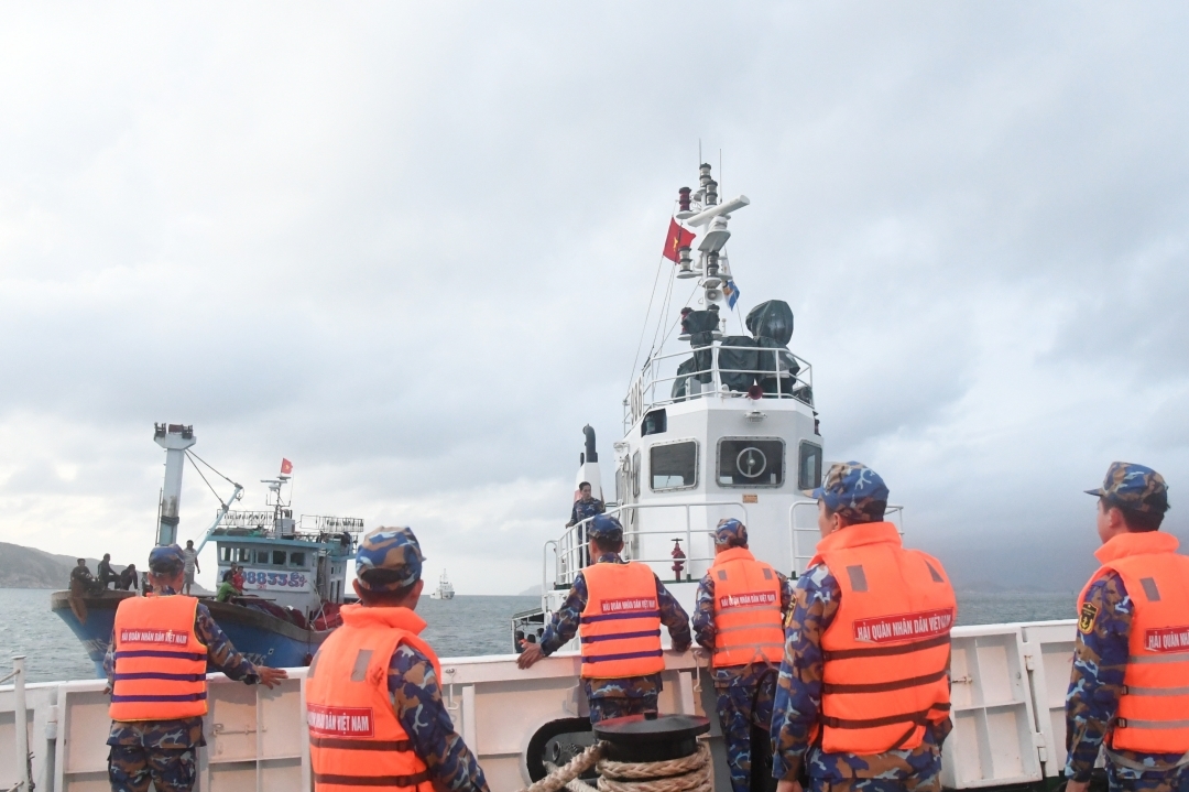 Hải quân đưa tàu cá và 14 ngư dân Bình Định gặp nạn về bờ an toàn 