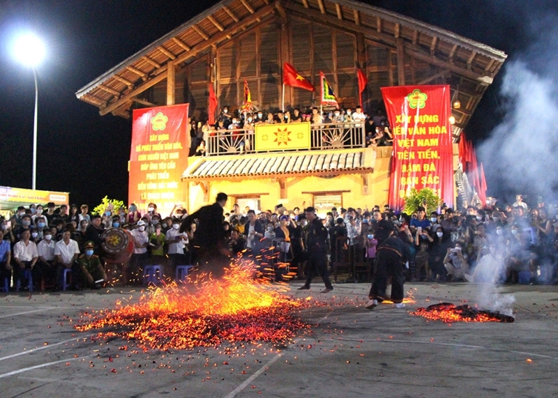 Nghi thức nhảy lửa trong lễ hội Bàn Vương của dân tộc Dao