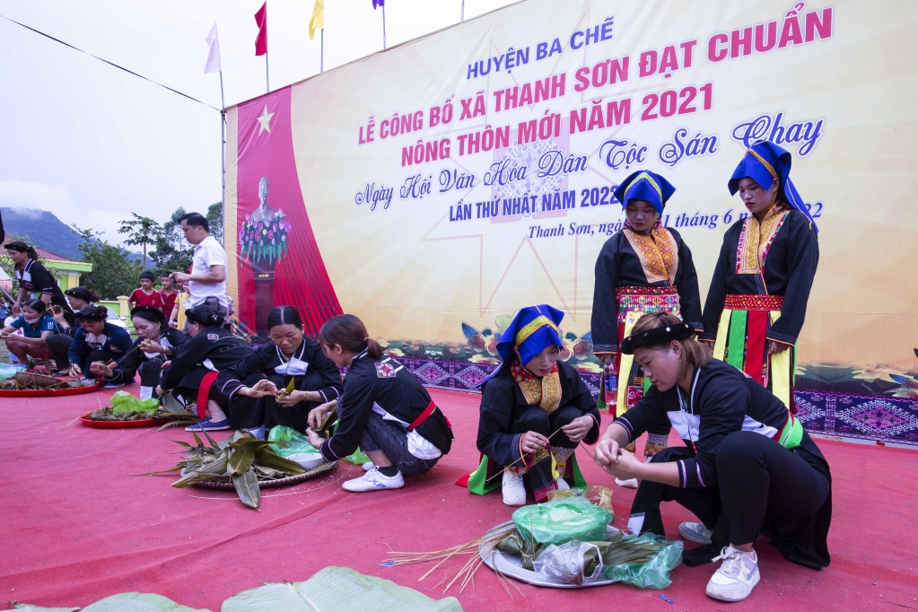 Thi gói bánh coóc mò giữa các thôn tại Ngày hội văn hóa xã Nam Sơn, huyện Ba Chẽ