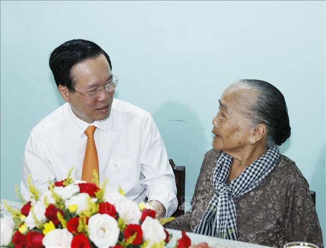 Chủ tịch nước Võ Văn Thưởng thăm, tặng quà bà Phạm Thị Liêm, là thương binh, từng hoạt động kháng chiến và bị địch bắt tù đày - Ảnh: TTXVN