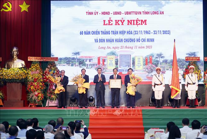 Chủ tịch nước Võ Văn Thưởng trao Huân chương Hồ Chí Minh cho tỉnh Long An - Ảnh: TTXVN