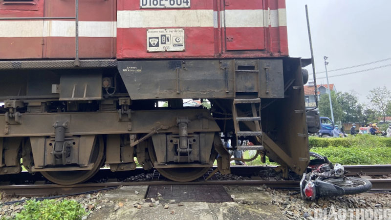 Vụ tai nạn giao thông đường sắt khiến người xe máy bị thương nặng.