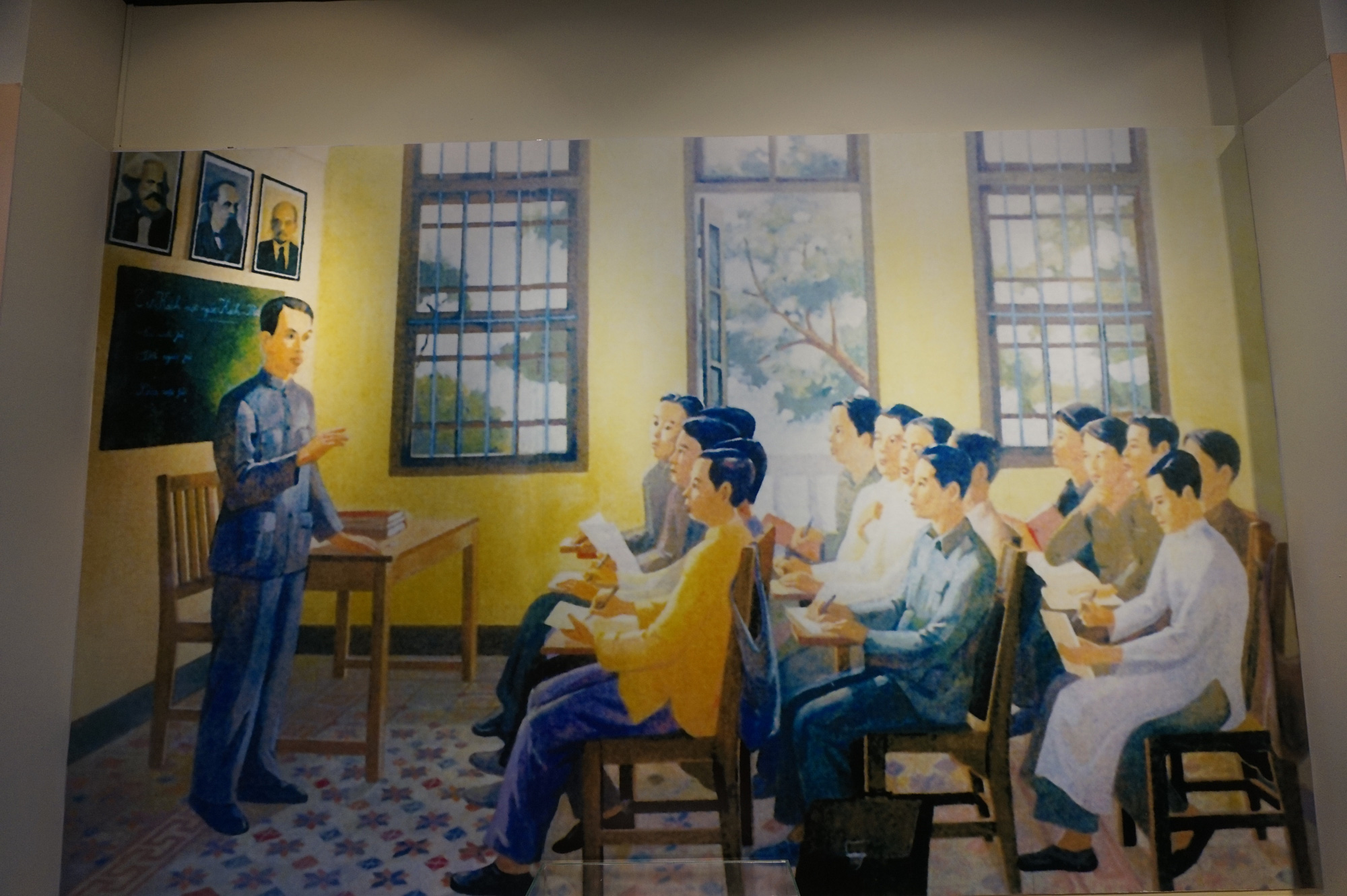 Tranh vẽ mô tả  lớp huấn luyện chính trị cho những “hạt giống đỏ” ở Quảng Châu, Trung Quốc do lãnh tụ Nguyễn Ái Quốc giảng dạy được trưng bày