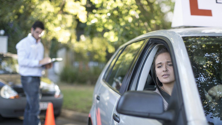 Theo trang Auto Express của Anh, tỉ lệ đỗ bài thi lý thuyết đã giảm trong những năm qua do chính sách thắt chặt của cơ quan quản lý - Ảnh: Driver Trainer