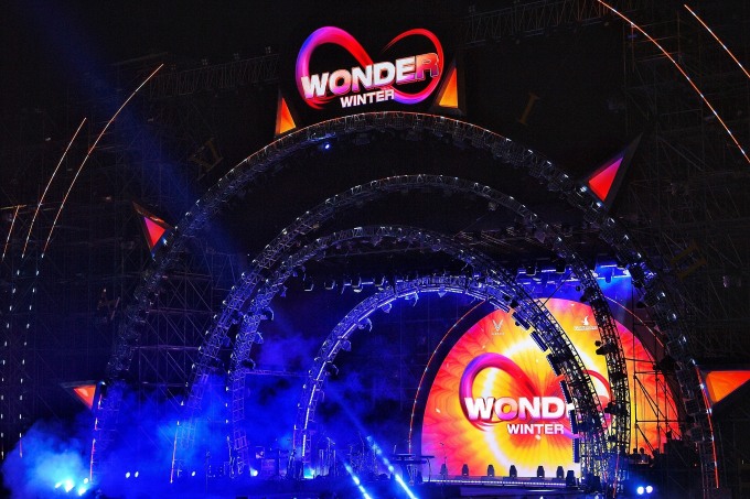 Sân khấu biểu diễn 8Wonder Winter Festival tối ngày 16/12 được dàn dựng công phu. Ảnh: Giang Huy