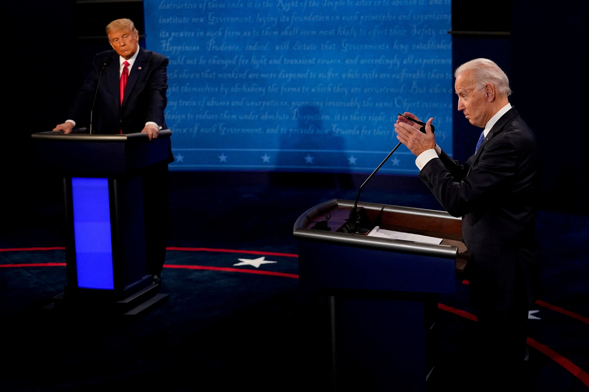 Cựu tổng thống Donald Trump (trái) và Tổng thống Joe Biden trong cuộc tranh luận tổng thống hôm 22-10-2020 - Ảnh: REUTERS