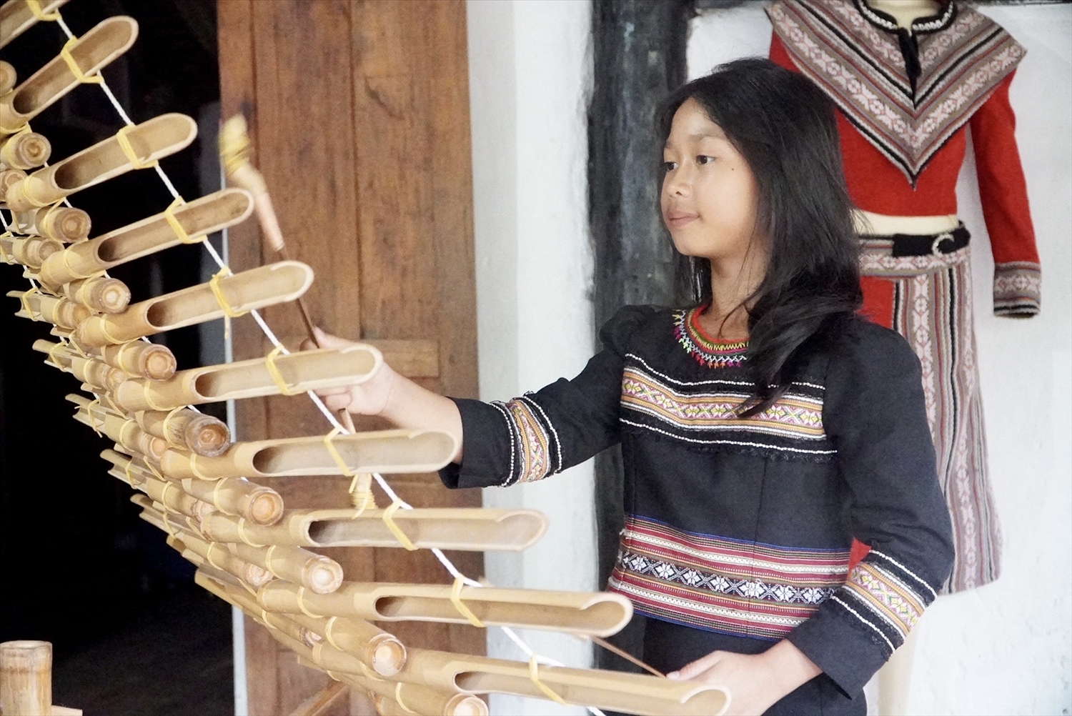Cô bé Y Thiên An đánh thành thạo 4 loại nhạc cụ dân tộc