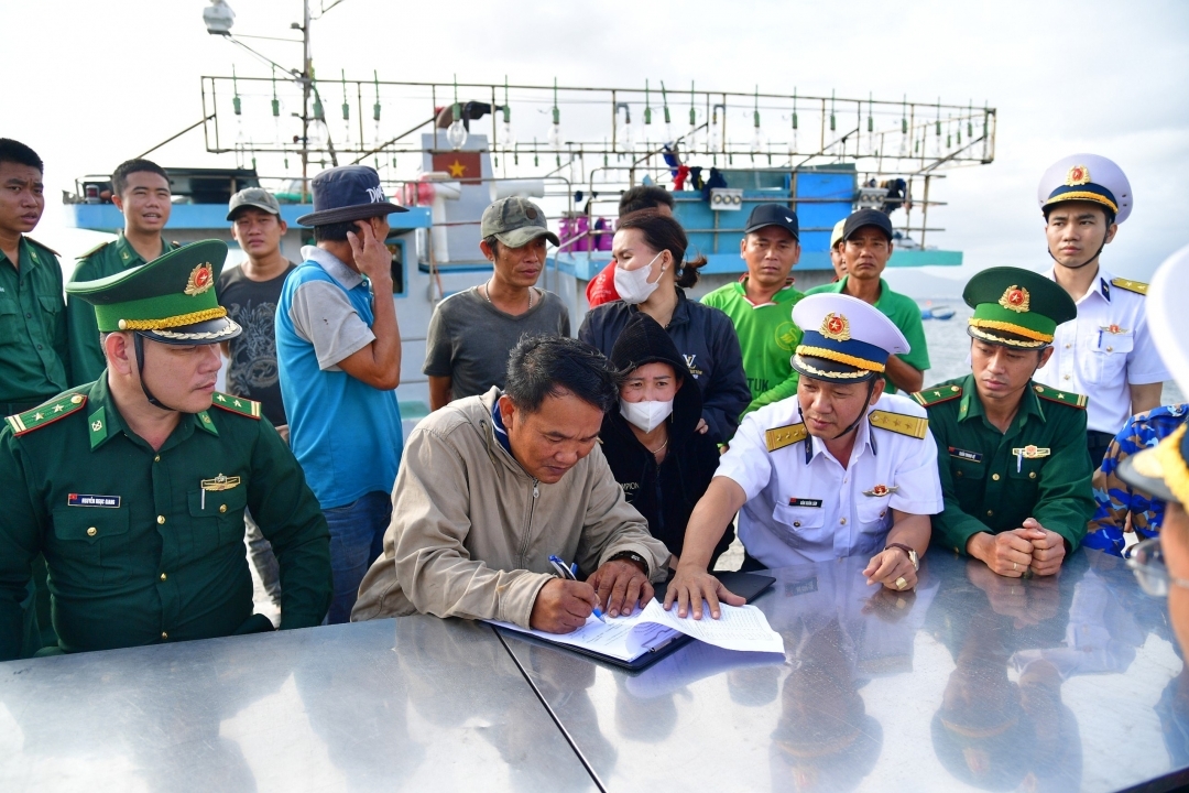 Bàn giao 14 ngư dân Bình Định gặp nạn cho địa phương 