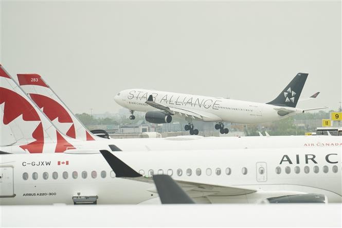 Máy bay của hãng hàng không Air Canada tại sân bay ở Montreal, Quebec (Canada). (Ảnh: AFP/TTXVN)
