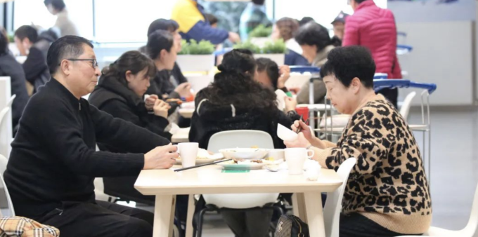 Mọi người thưởng thức bữa ăn tại một cửa hàng Ikea ở Quý Dương, tỉnh Quý Châu, tháng 3 năm 2022. IC