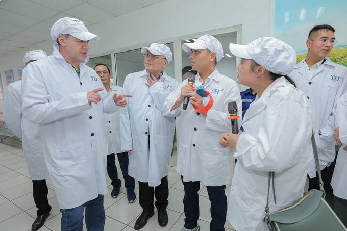 Ông Efremov Alexander Viktorovich rất quan tâm tìm hiểu về con chip theo dõi sức khỏe của đàn bò sữa TH.