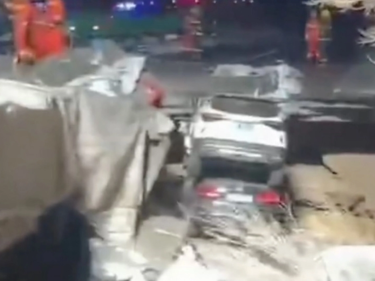 Sập cao tốc tại Trung Quốc gây thương vong nghiêm trọng - Ảnh 1.