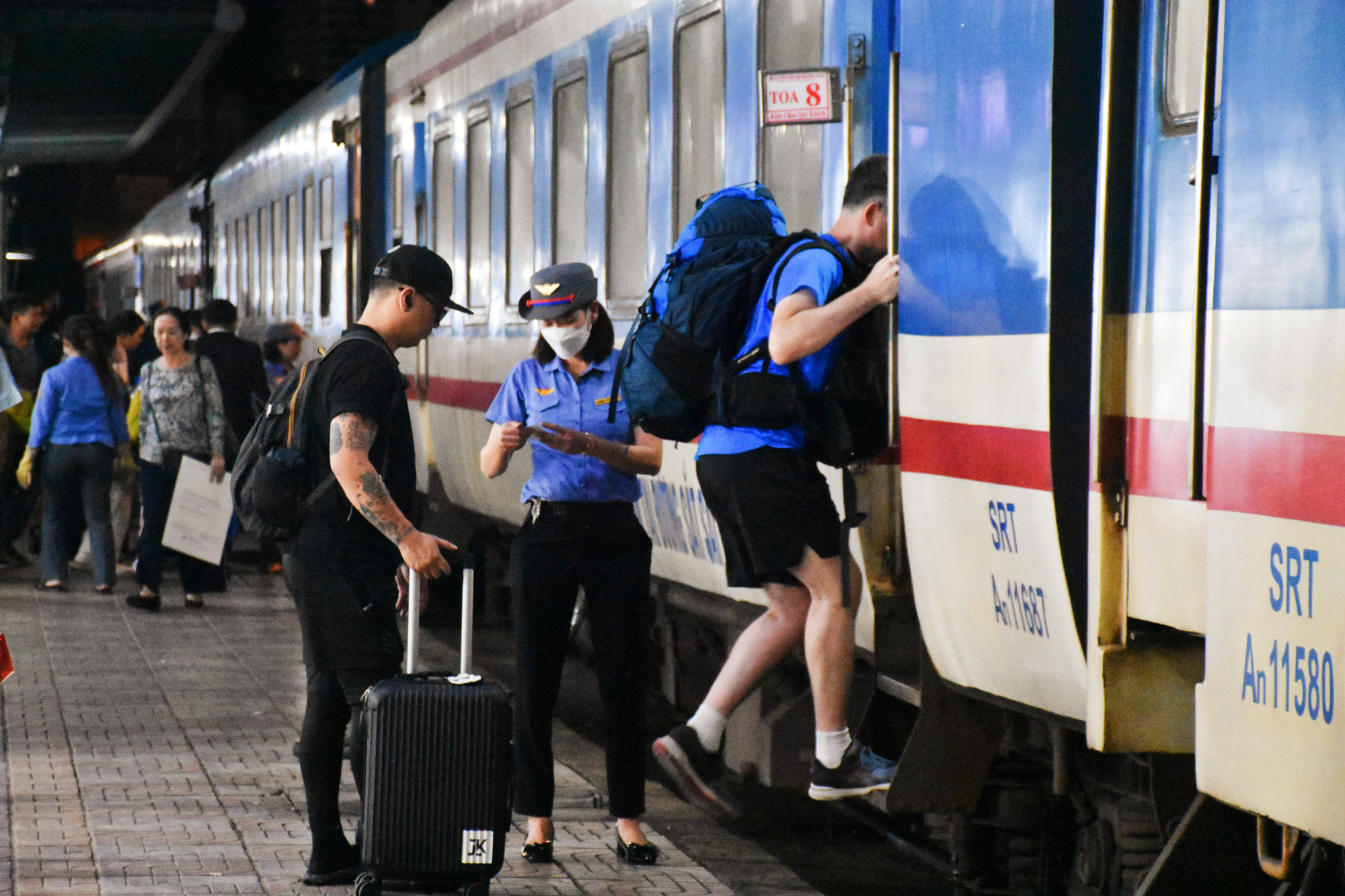 Mỗi ngày tại ga Nha Trang có hàng chục chuyến tàu đến và đi