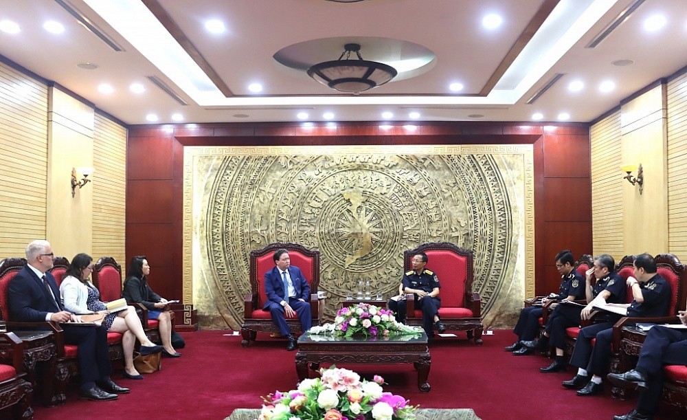 Tổng cục trưởng Hải quan Việt Nam Nguyễn Văn Cẩn đã tiếp ông Marc E. Knapper, Đại sứ Hoa Kỳ tại Việt Nam.