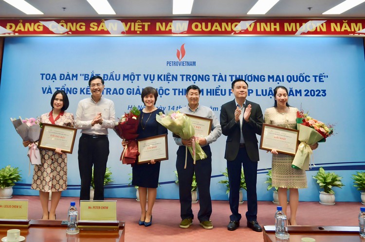 Đại diện BSR (ngoài cùng bên trái) nhận giải đặc biệt cuộc thi tìm hiểu pháp luật về dầu khí năm 2023